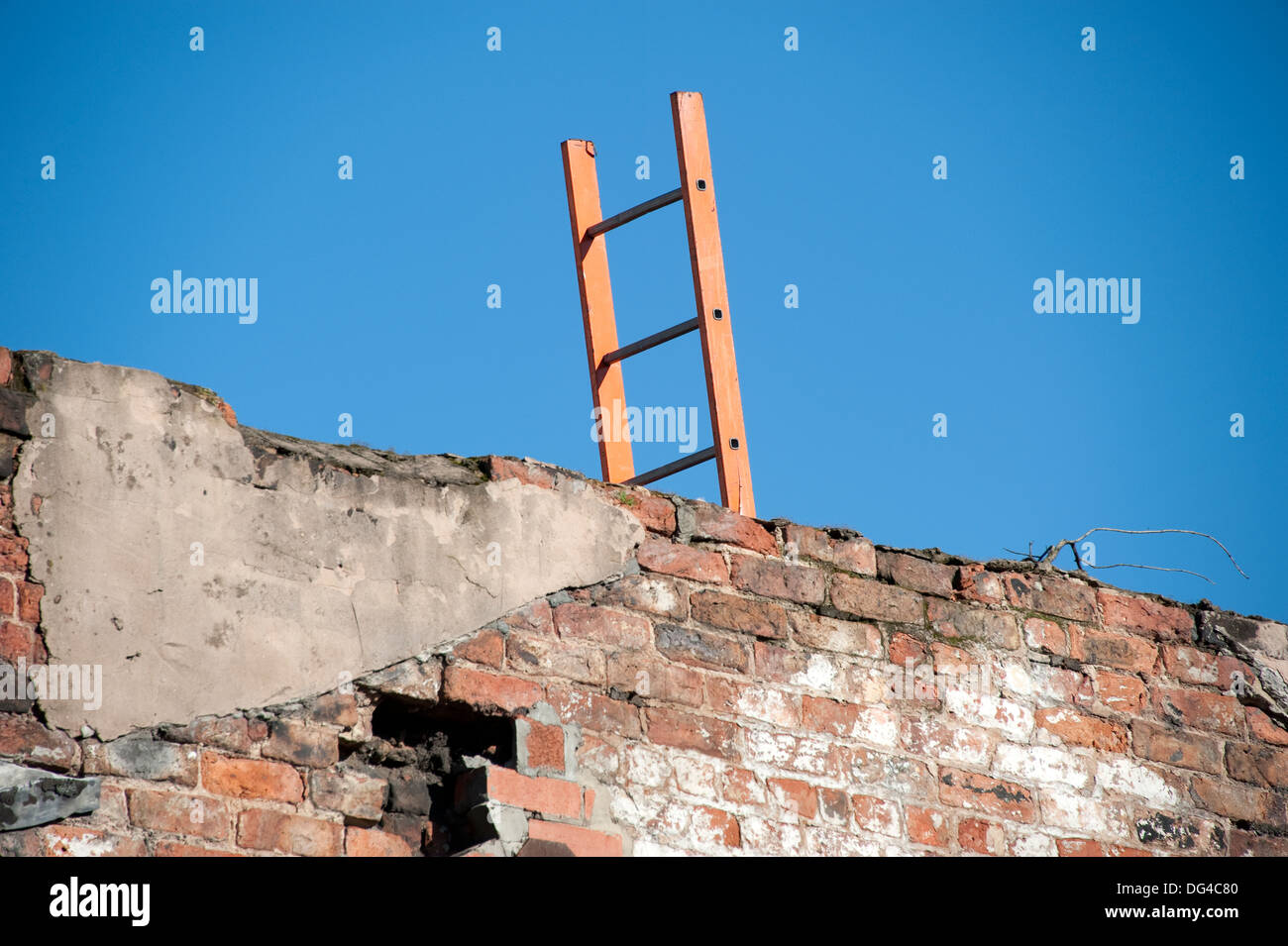 Mur de l'échelle surmonter grimper par-dessus en bois bleu ciel Banque D'Images