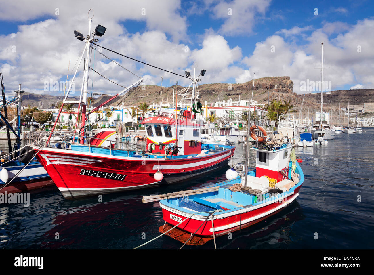 Bateaux de pêche dans le vieux port de Puerto de Mogan, Grande Canarie, Îles Canaries, Espagne, Europe, Atlantique Banque D'Images