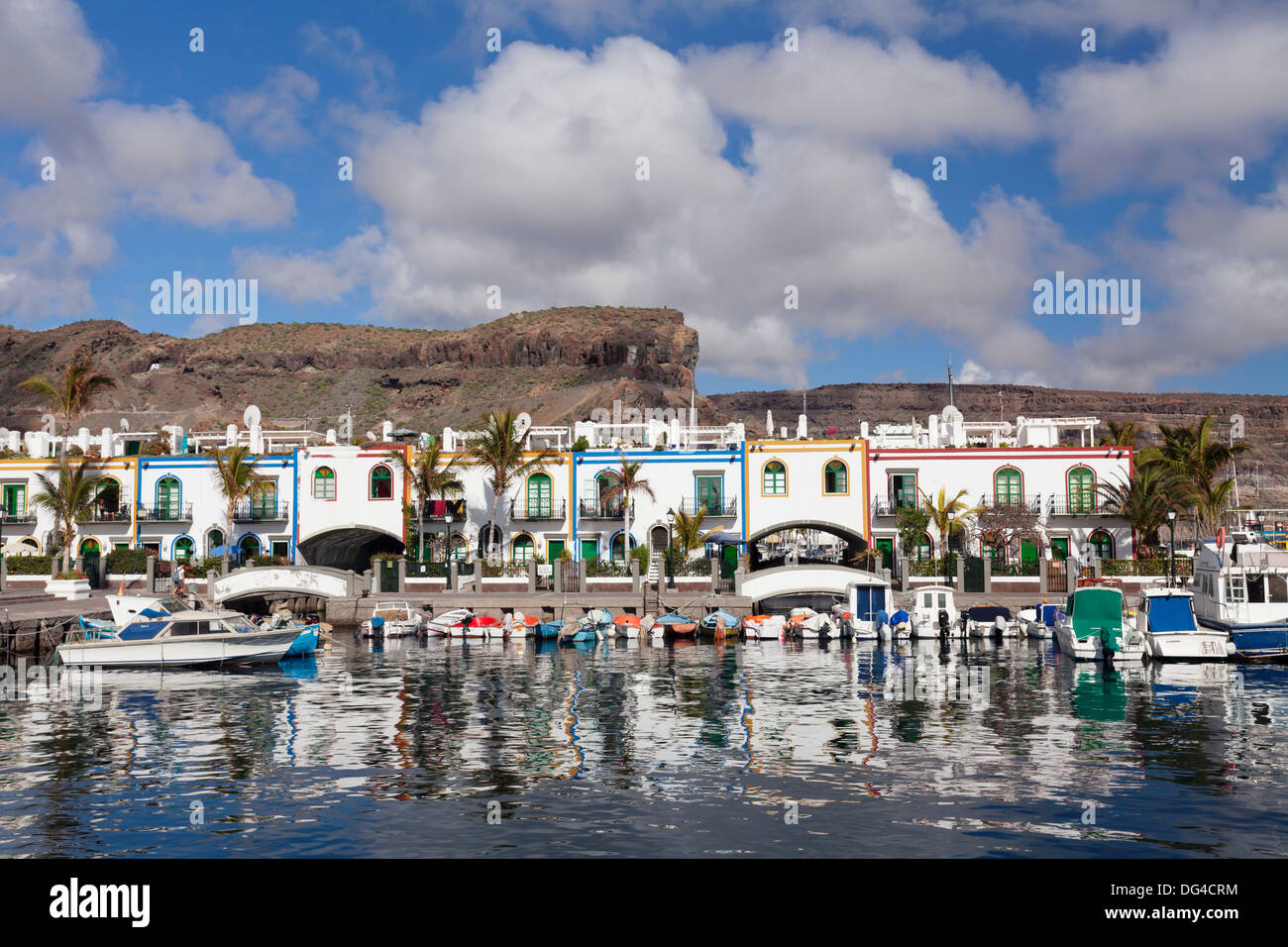 Bateaux de pêche dans le vieux port de Puerto de Mogan, Grande Canarie, Îles Canaries, Espagne, Europe, Atlantique Banque D'Images