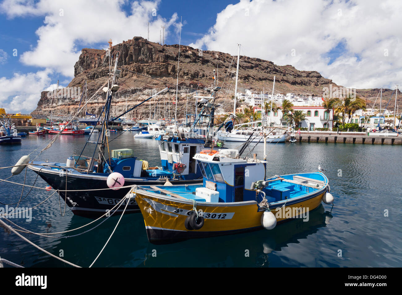 Bateaux de pêche dans le vieux port de Puerto de Mogan, Grande Canarie, Îles Canaries, Espagne, Europe, Atlantique Banque D'Images