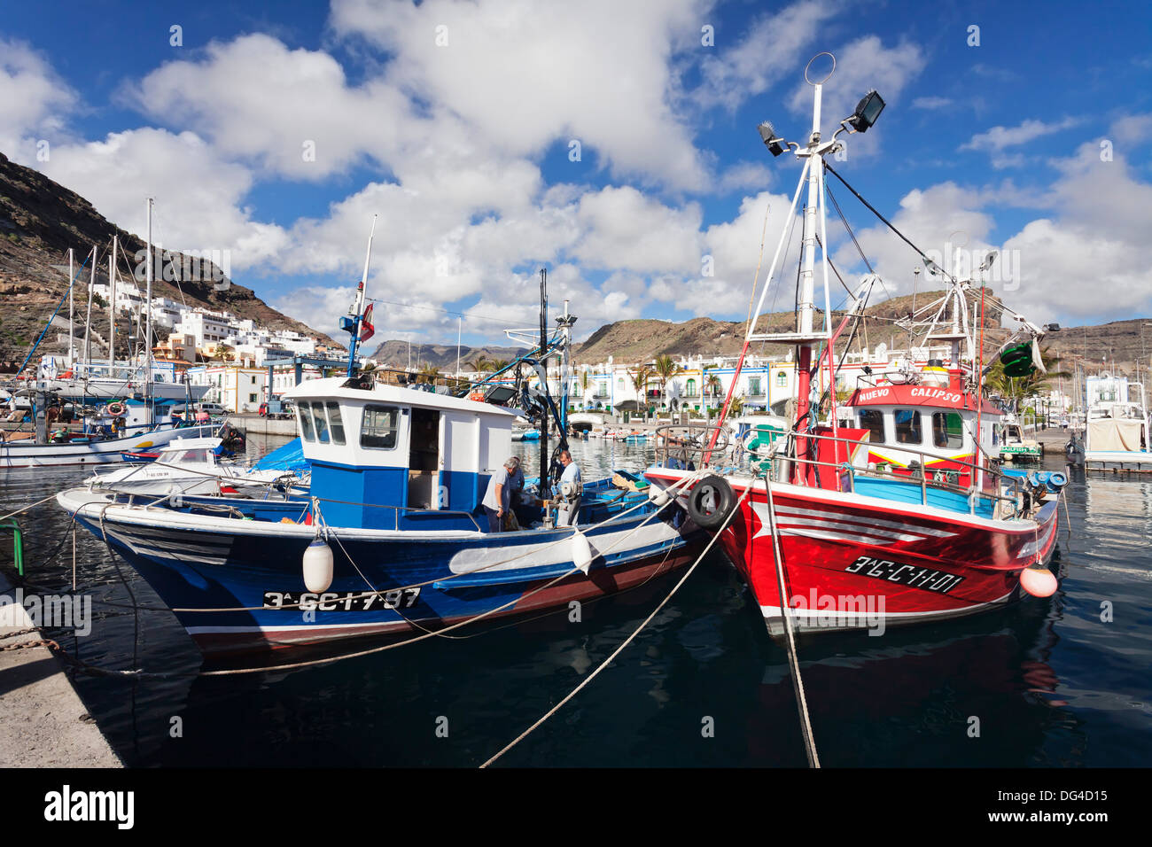 Bateaux de pêche dans le vieux port de Puerto de Mogan, Grande Canarie, Îles Canaries, Espagne, Europe, Atlantique Banque D'Images