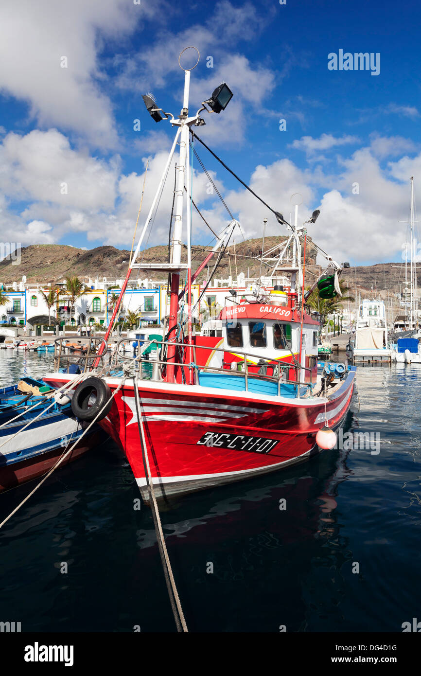 Bateau de pêche dans le vieux port de Puerto de Mogan, Grande Canarie, Îles Canaries, Espagne, Europe, Atlantique Banque D'Images