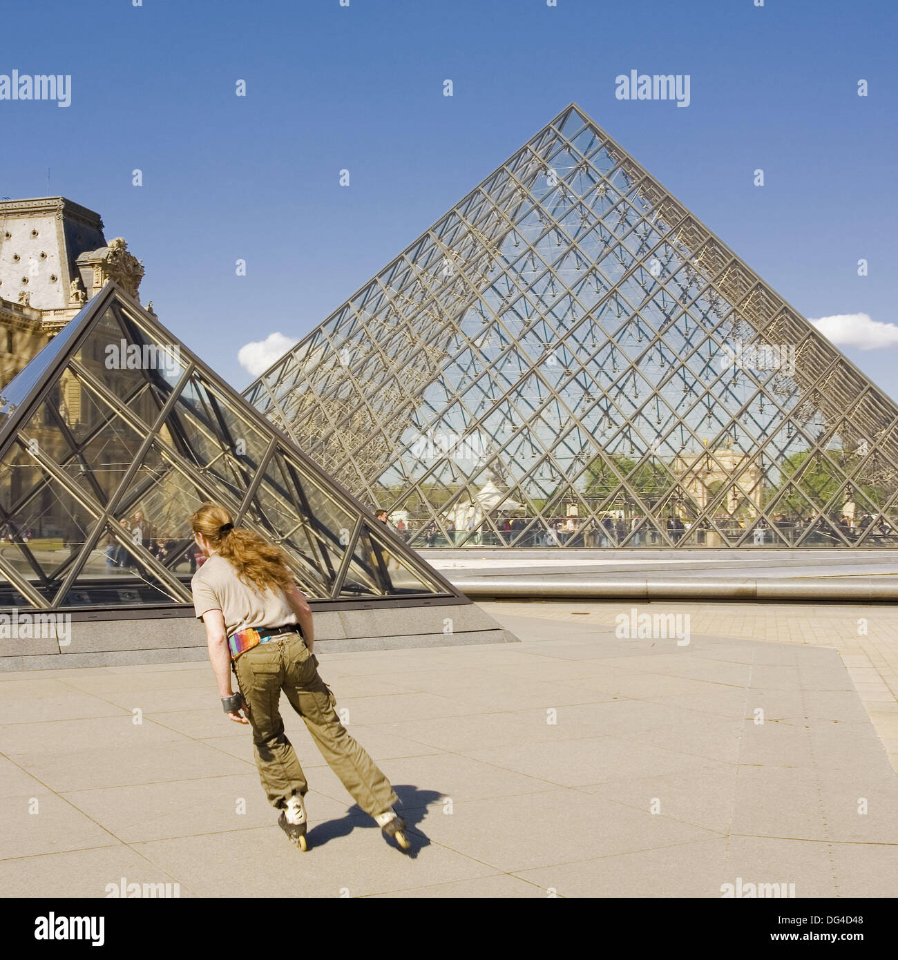 La nouvelle entrée du musée du Louvre, une structure pyramidale en ...
