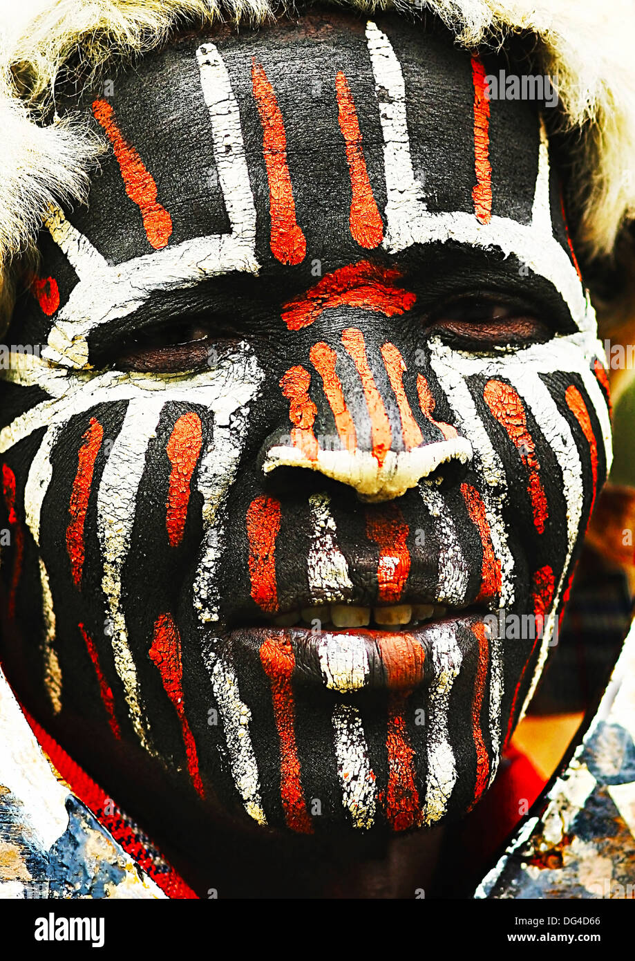 Afrique, KENYA, Nairobi, le 9 novembre : Portrait d'un guerrier Kenyan avec traditionnellement peints face Banque D'Images