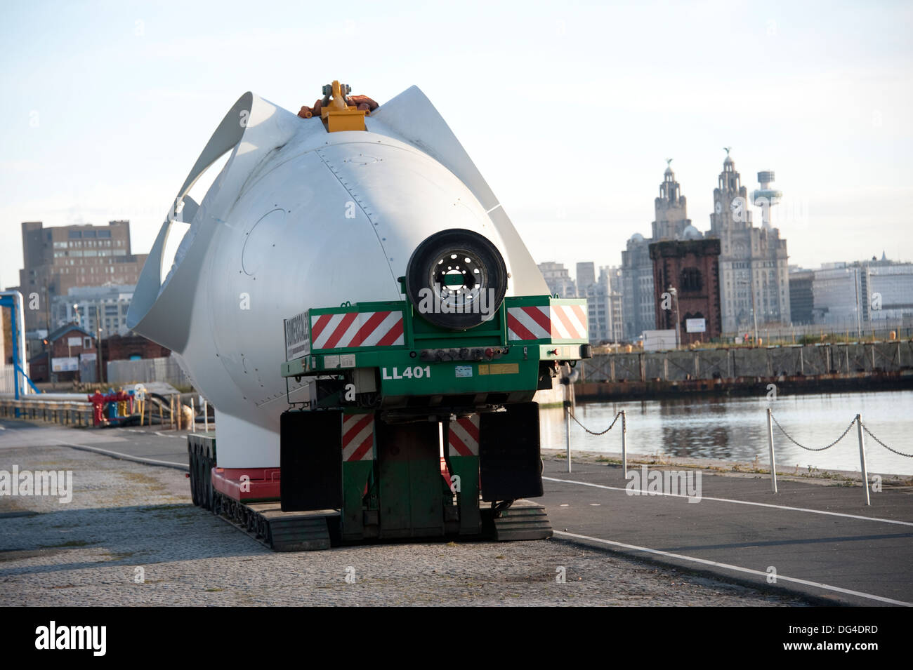 Moyeu d'éolienne offshore sur l'habitation à quai camion Banque D'Images Moyeu d'éolienne offshore sur l'habitation à quai camion Banque D'Images