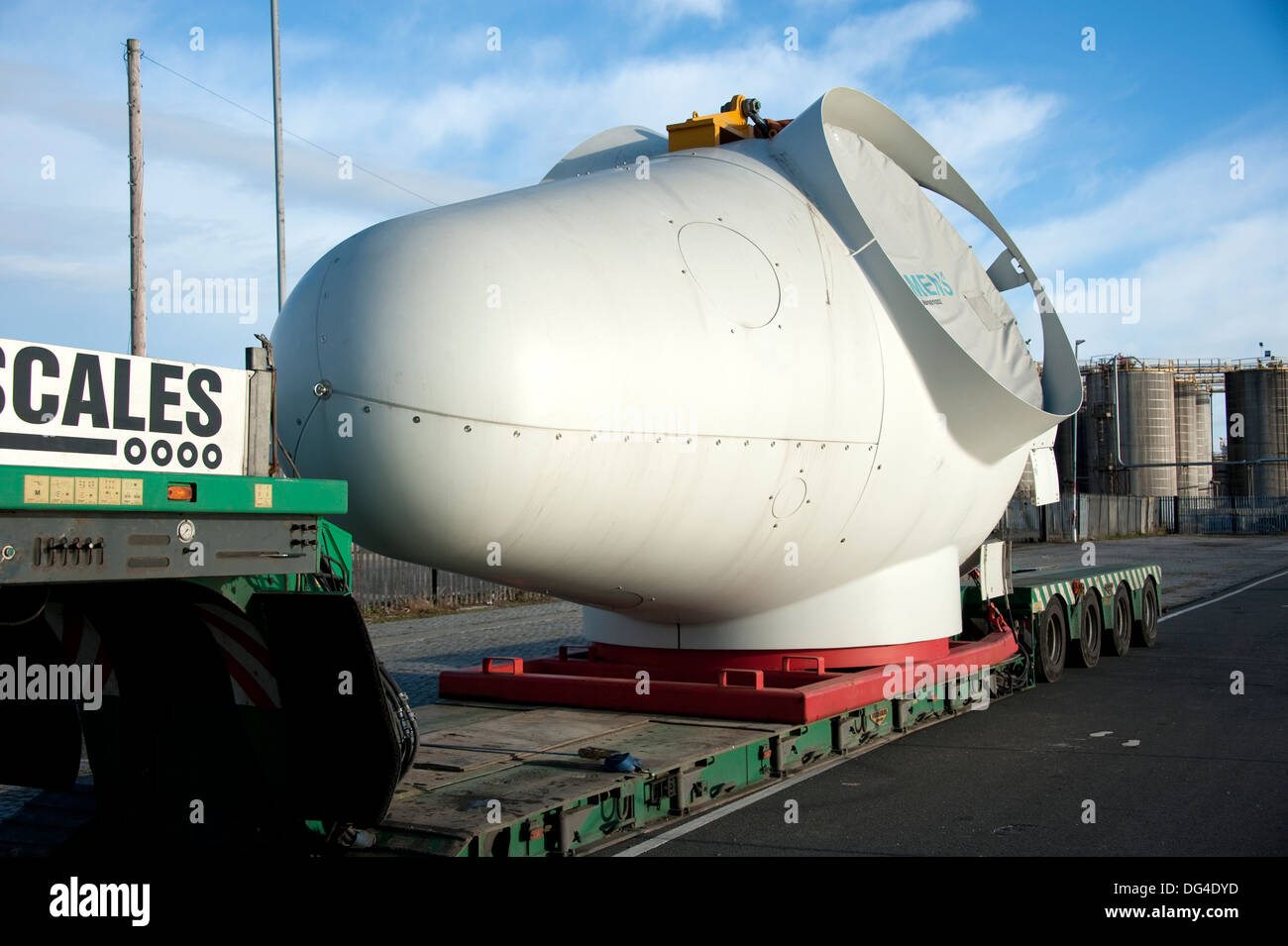 Moyeu d'éolienne offshore sur l'habitation à quai camion Banque D'Images Moyeu d'éolienne offshore sur l'habitation à quai camion Banque D'Images