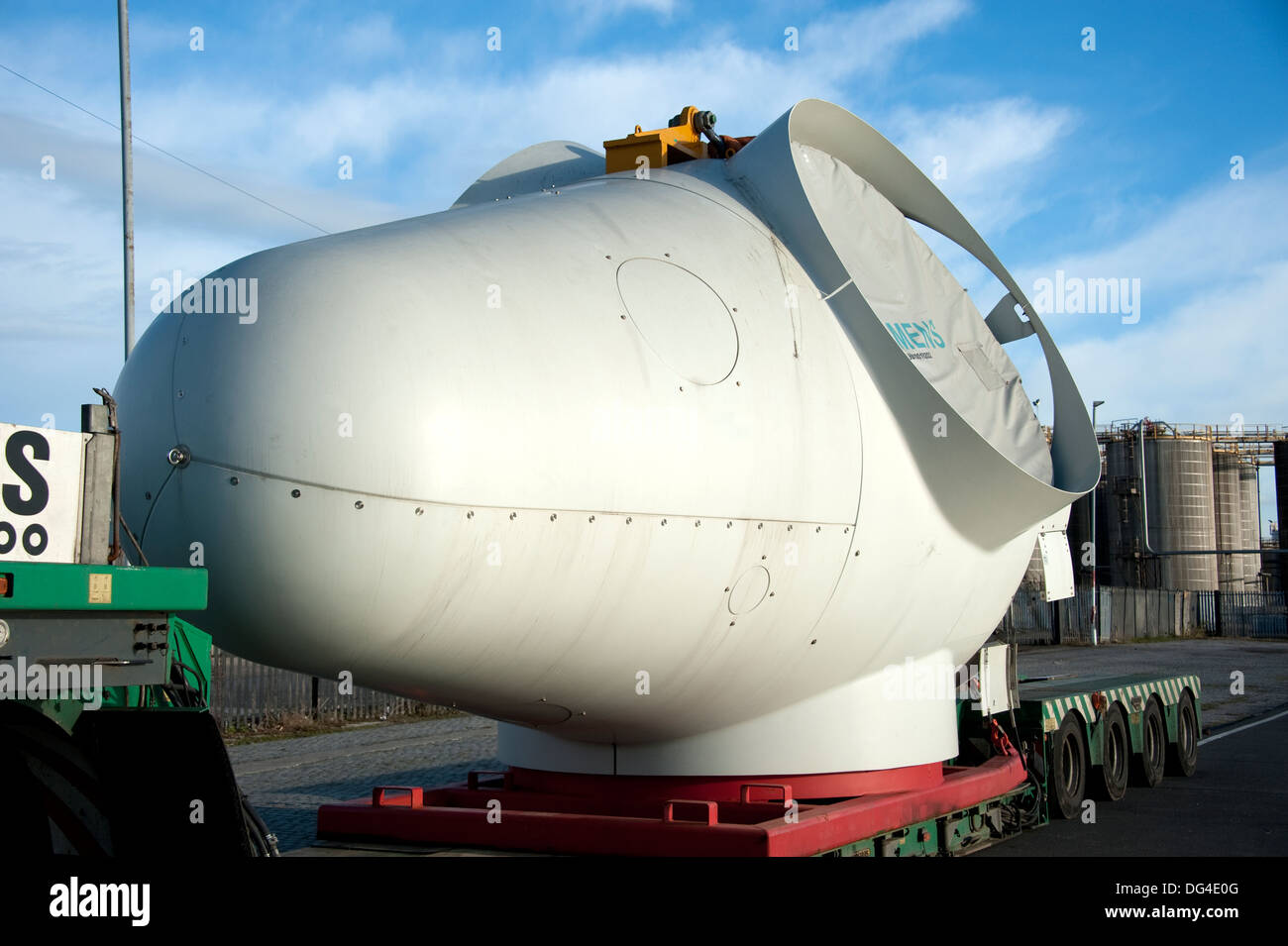 Moyeu d'éolienne offshore sur l'habitation à quai camion Banque D'Images Moyeu d'éolienne offshore sur l'habitation à quai camion Banque D'Images