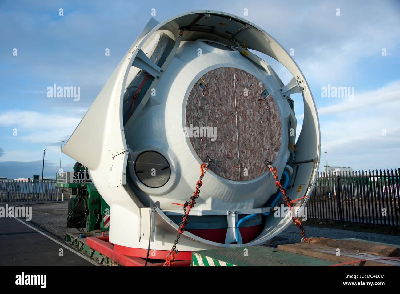 Moyeu d'éolienne offshore sur l'habitation à quai camion Banque D'Images Moyeu d'éolienne offshore sur l'habitation à quai camion Banque D'Images