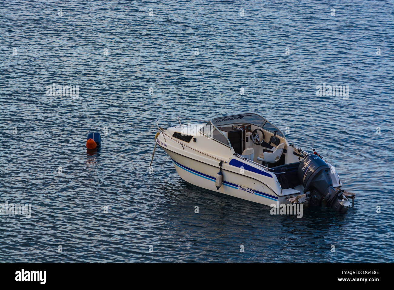 Taille moyenne hors-bord Marine bateau ancré dans une baie Banque D'Images