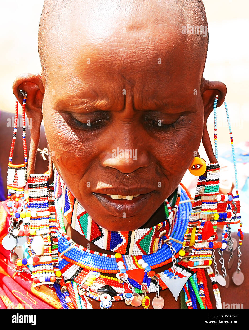 Portrait d'une dame africaine que traditionnellement habillés Banque D'Images