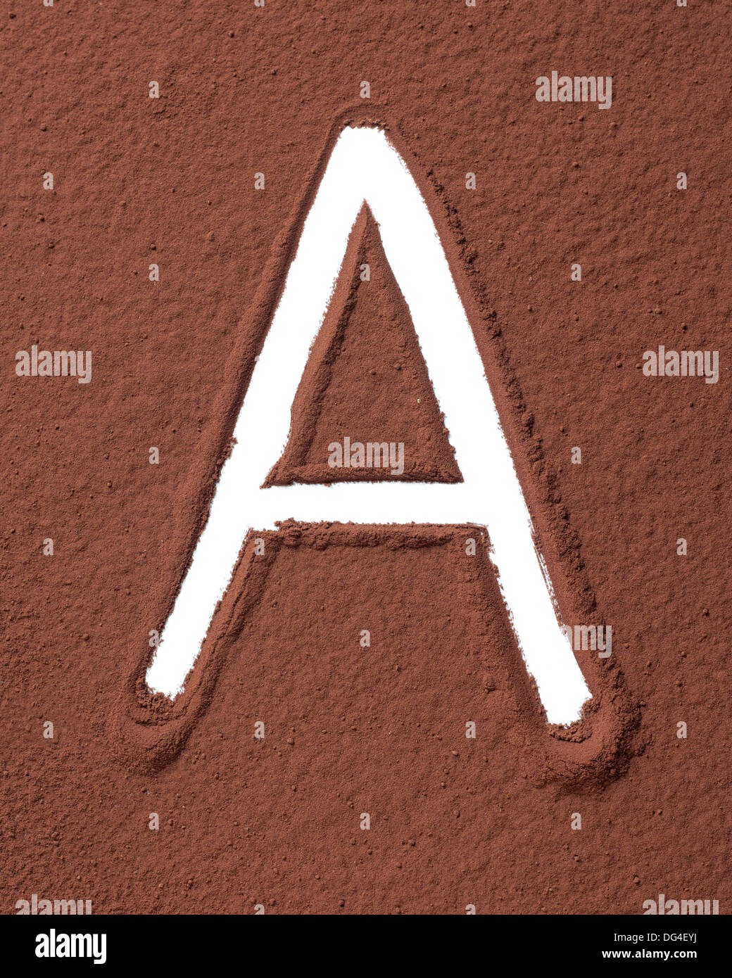 Une lettre en majuscule faite de poudre de cacao Banque D'Images