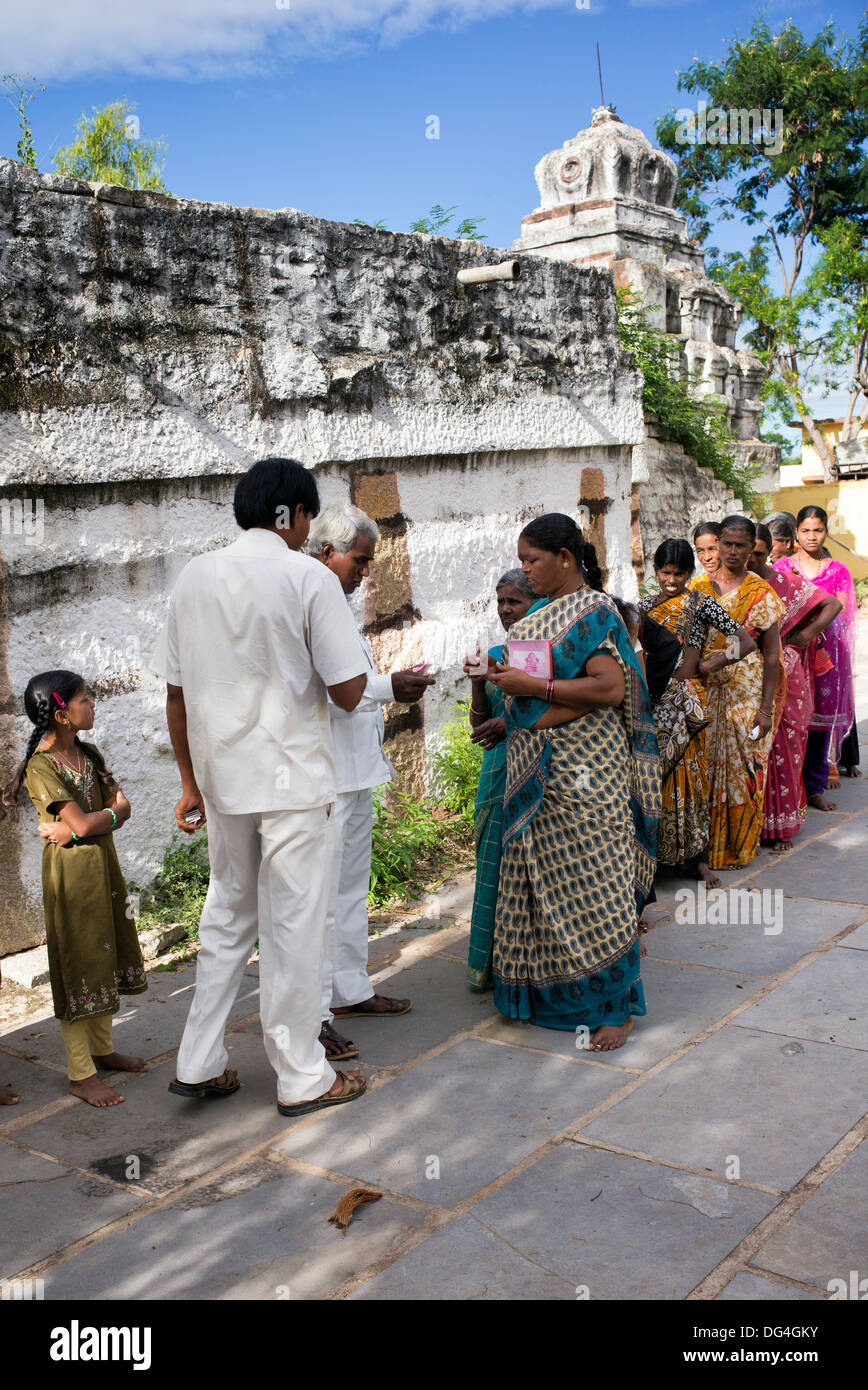 Les femmes indiennes d'attente des patients pour les billets dans un temple à l'approche mobile Sathya Sai Baba l'hôpital. L'Andhra Pradesh, Inde Banque D'Images