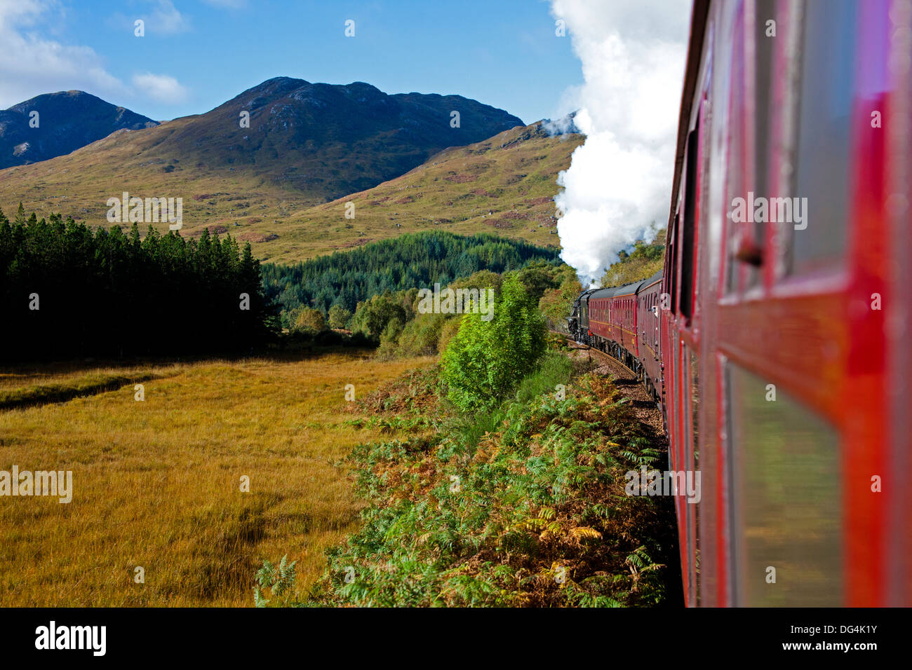 Train à vapeur jacobite, qui se déplacent le long de la voie, la ligne West Highland, Scotland, UK Lochaber Banque D'Images