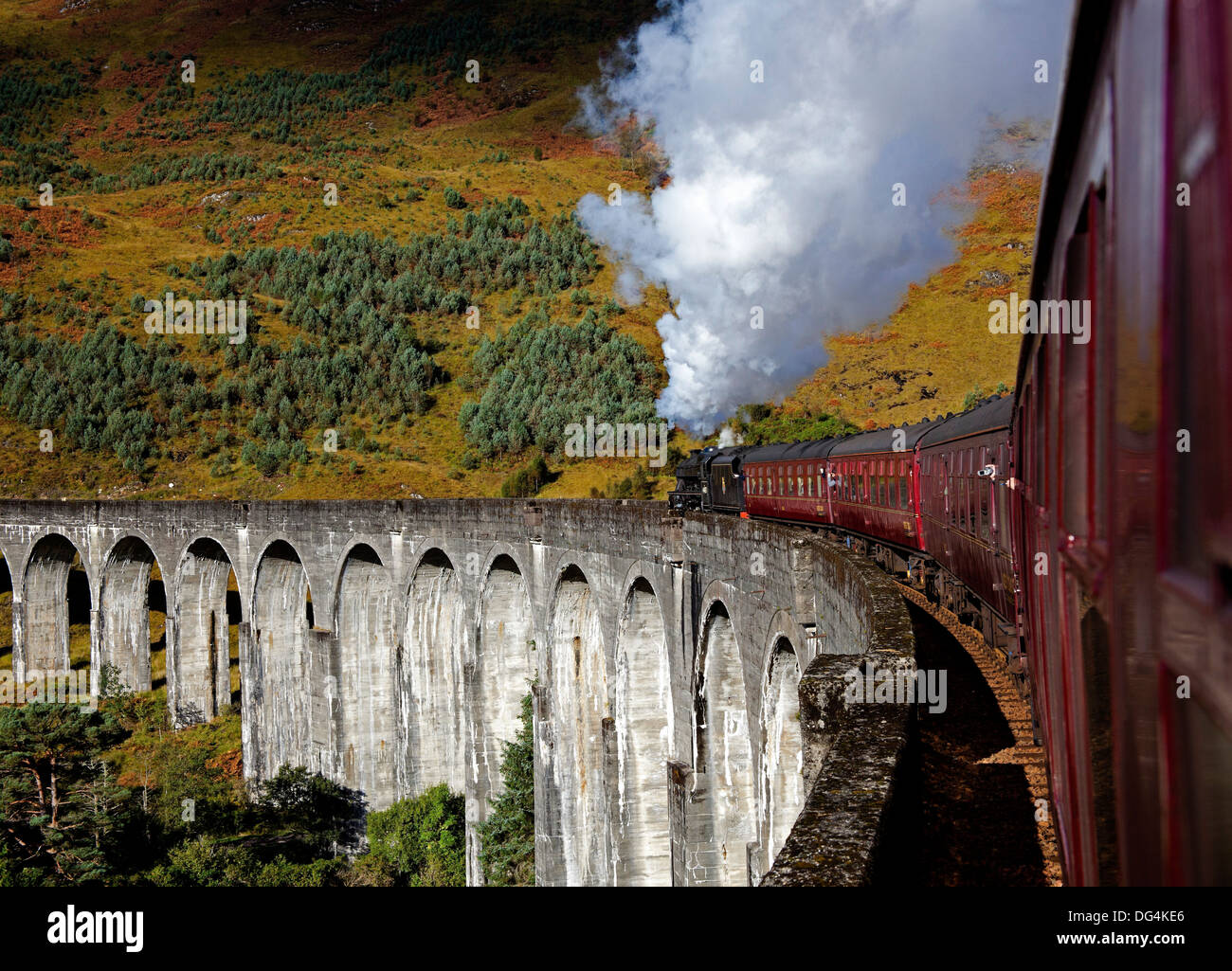 Passage du Train à vapeur Jacobite viaduc de Glenfinnan Ecosse Lochaber UK Banque D'Images