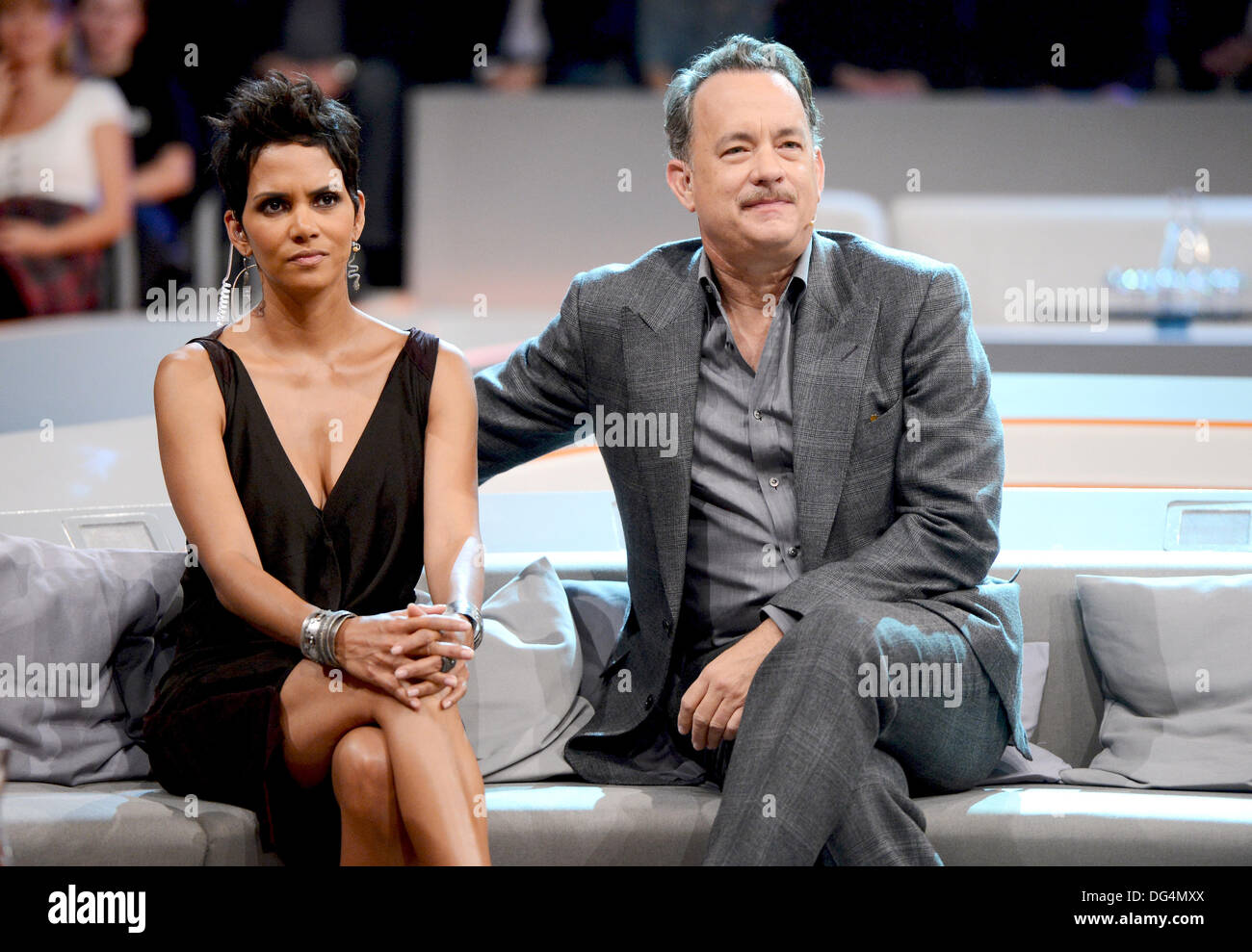 Document de cours photo nous montre hollywood acteurs Halle Berry (L) et Tom Hanks assistant à la télévision allemande game show 'Wetten Das. ? (Wanna bet. ?) à l'OVB-Arena à Brême, Allemagne 3 novembre 2012. Photo : Sascha Baumann/ZDF/afp ) Banque D'Images