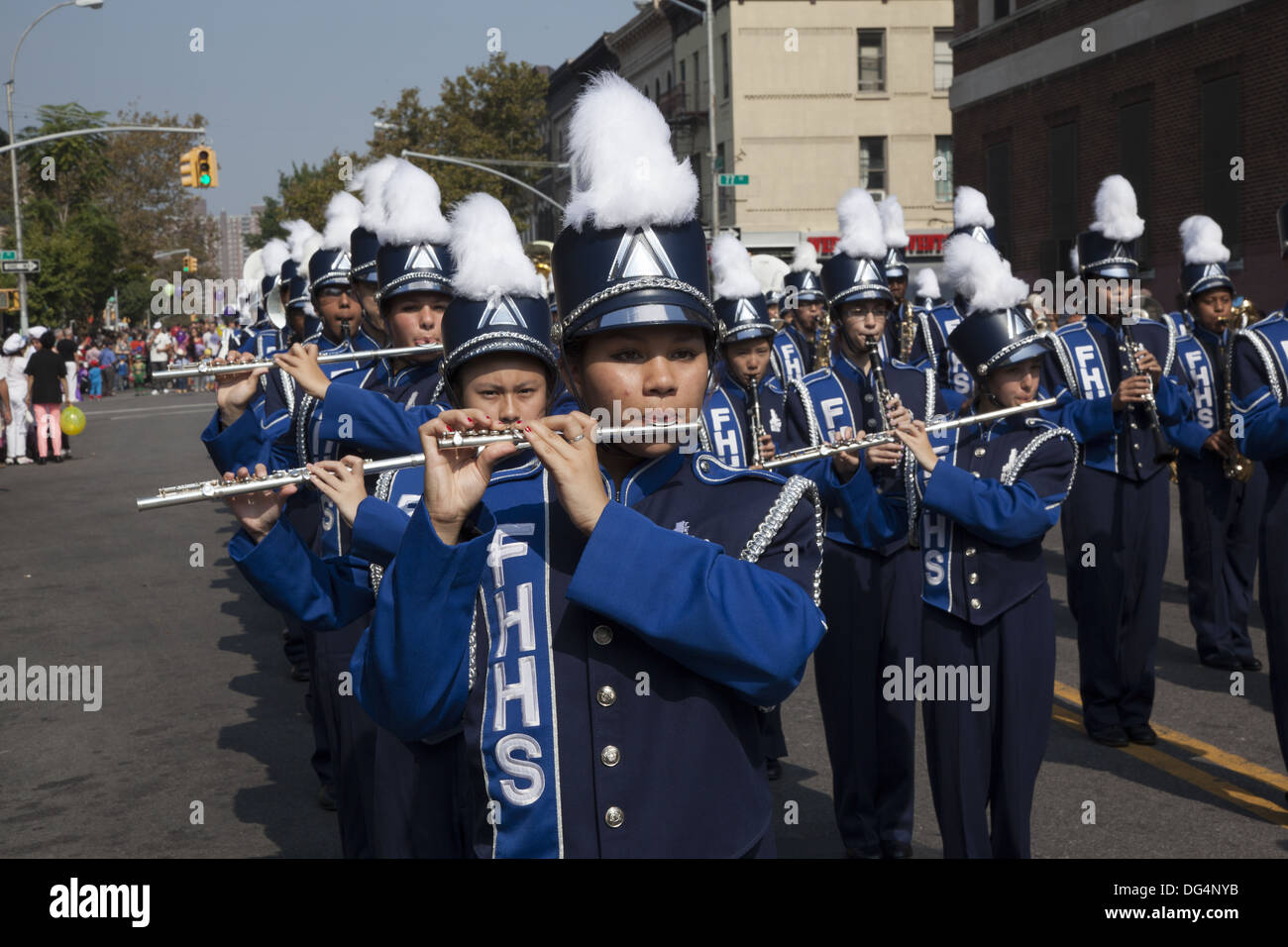 Des fanfares de l'école en mars la parade annuelle Ragamuffin dans Bay Ridge, Brooklyn, New York. Banque D'Images