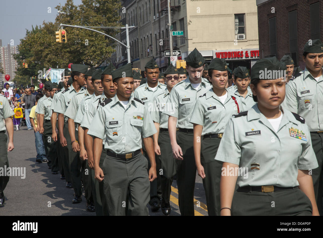 Les étudiants de l'école secondaire CTBDS mars dans la parade annuelle Ragamuffin dans Bay Ridge, Brooklyn, New York. Banque D'Images
