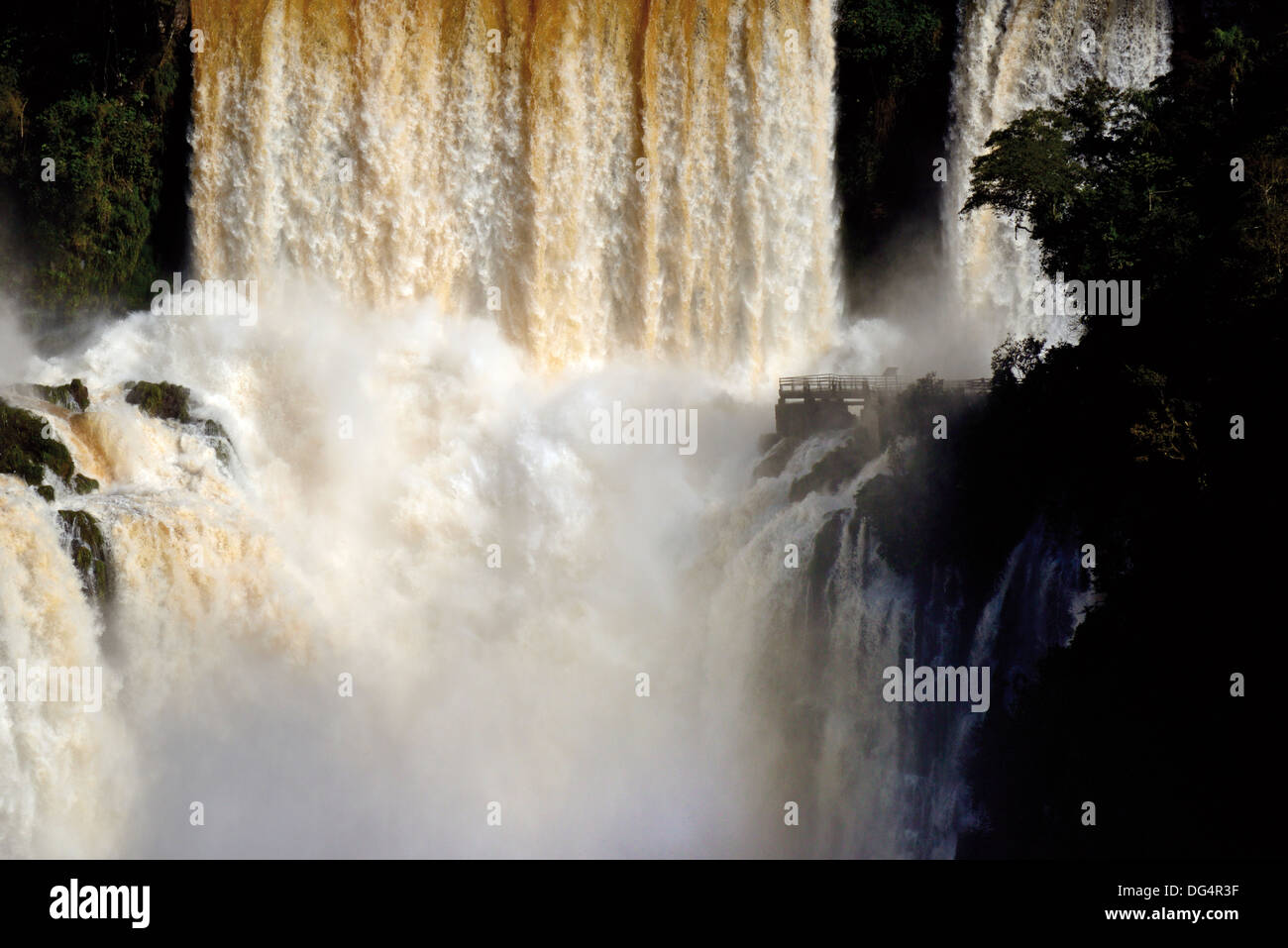 Le Brésil, le Parc National d'Iguaçu : Spot de l'Iguassu Falls avec des niveaux d'eau record Banque D'Images