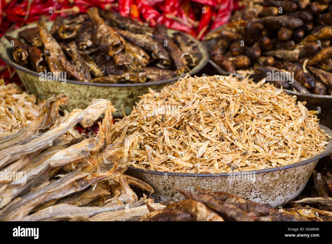 Les petits poissons secs utilisés dans la cuisine asiatique Banque D'Images