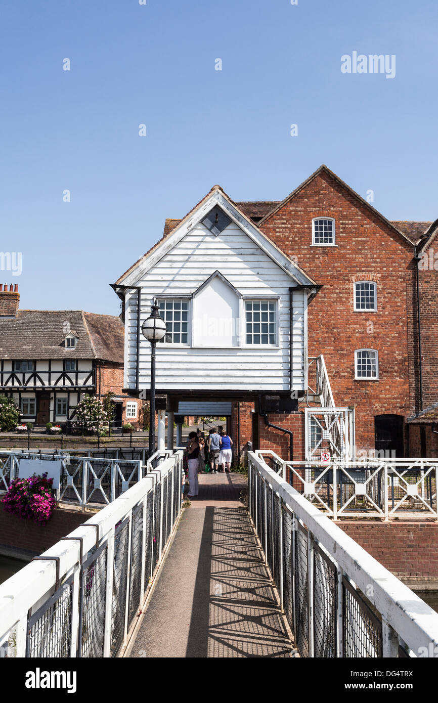 Moulin de l'abbaye, ou Fletcher's Mill, Gloucester, Gloucestershire,  Royaume-Uni, sur la rivière Avon, avec en bois et la passerelle face à clin  Photo Stock - Alamy