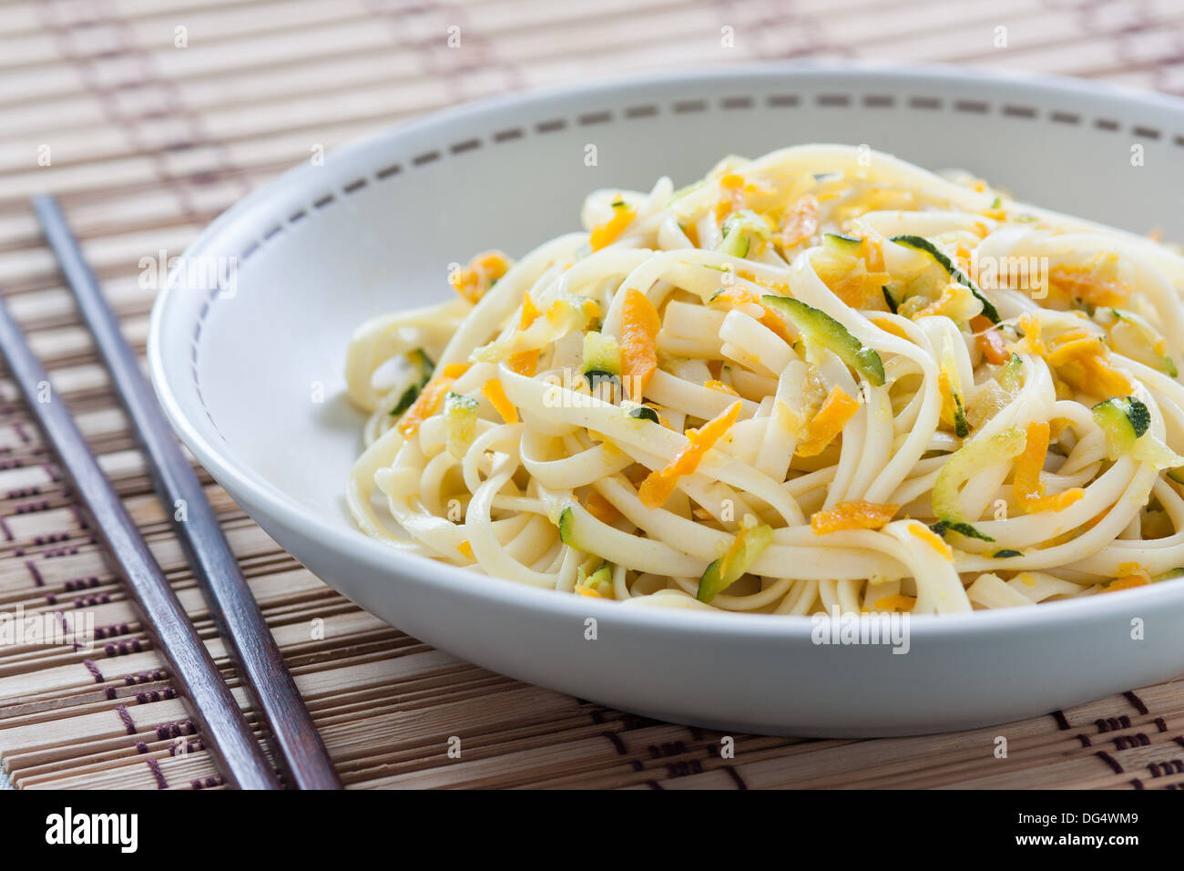 Spaghettis sauté aux carottes, oignons et courgettes Banque D'Images