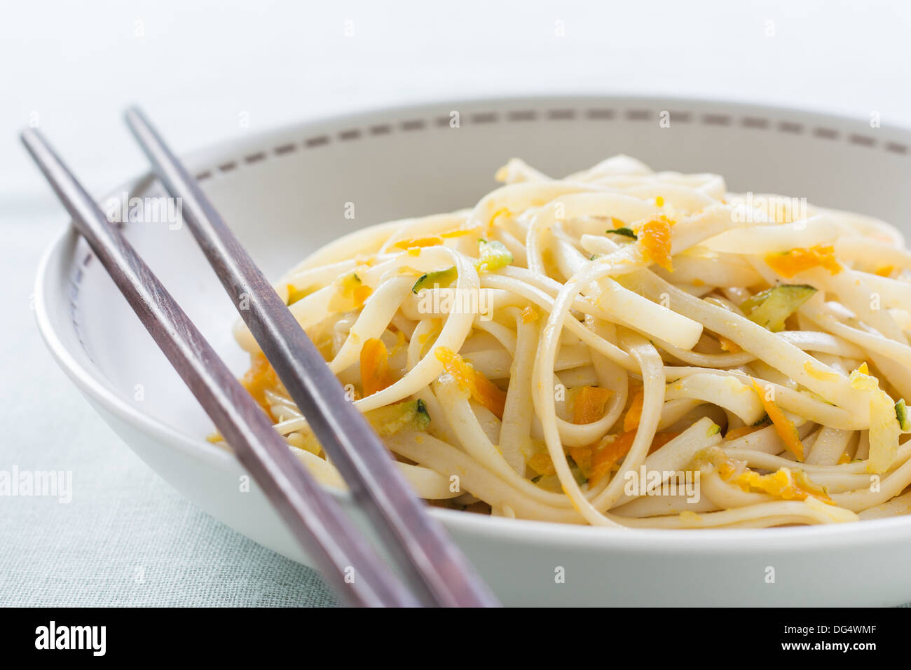 Spaghettis sauté aux carottes, oignons et courgettes Banque D'Images
