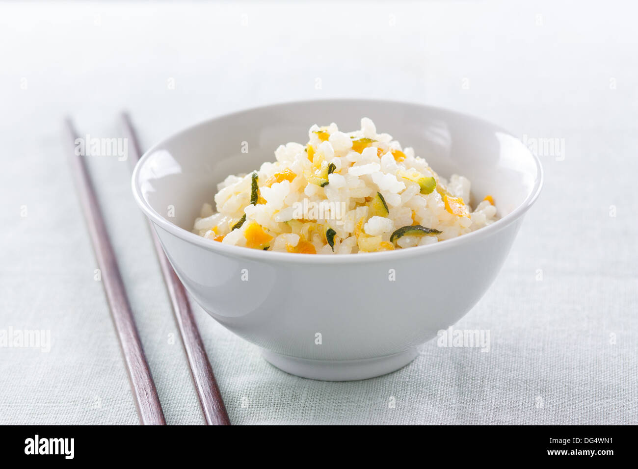 Le riz sauté aux courgettes, l'oignon et la carotte Banque D'Images