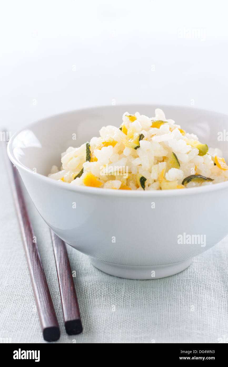 Le riz sauté aux courgettes, l'oignon et la carotte Banque D'Images