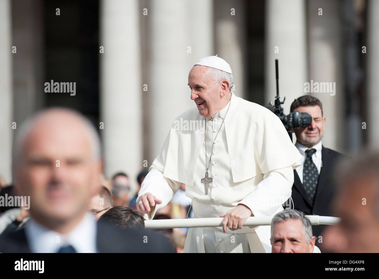 Le pape François salue les fidèles sur la place Saint-Pierre. Banque D'Images