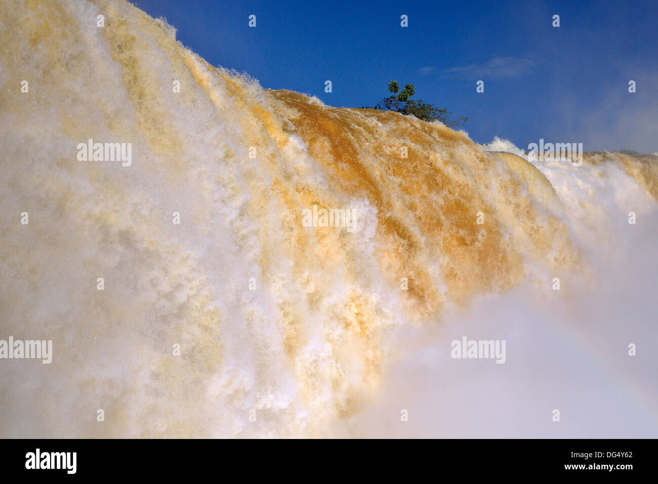 Brésil, National Park : Iguassu Iguassu Falls avec des volumes d'eau record impressionnant Banque D'Images