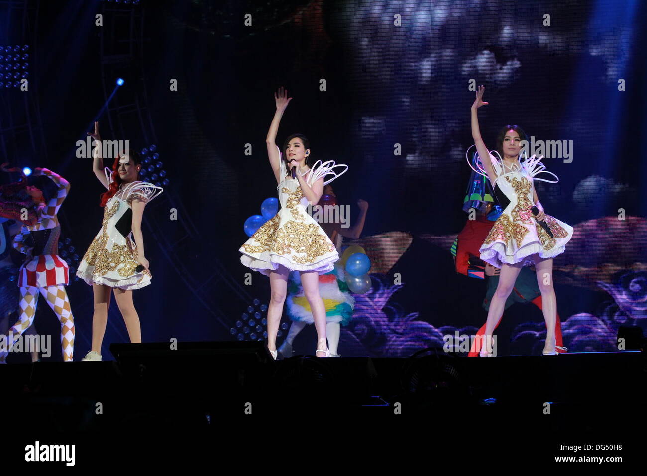 Hong Kong, Chine. 12 octobre, 2013. Taiwan pop group sécurité exécuter à leur concert à Hong Kong, Chine Le samedi 12 octobre 2013. © TopPhoto/Alamy Live News Banque D'Images