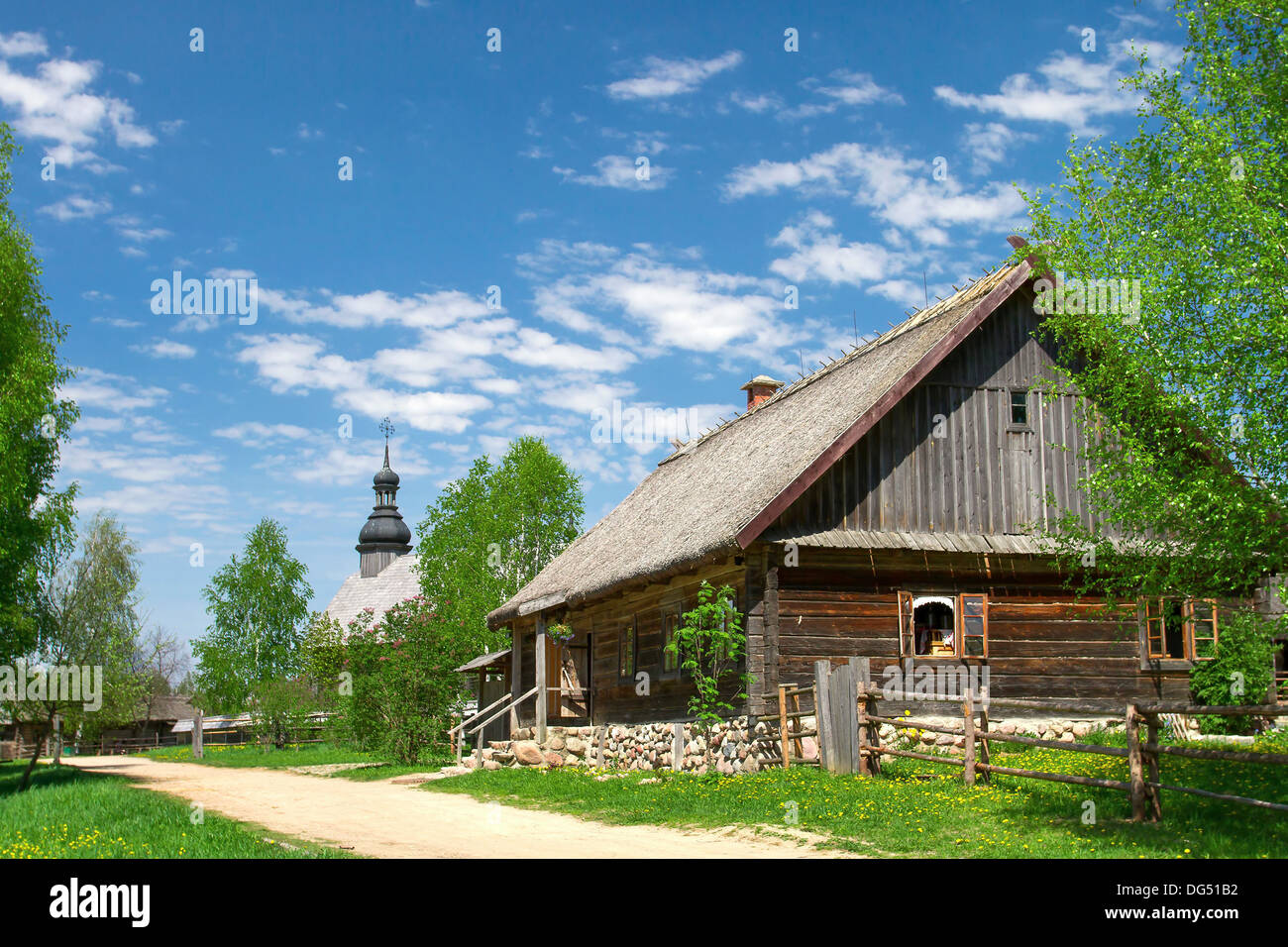 Le Bélarus village du 18ème siècle dans l'architecture populaire en bois et musée de la vie Strochicy. Banque D'Images