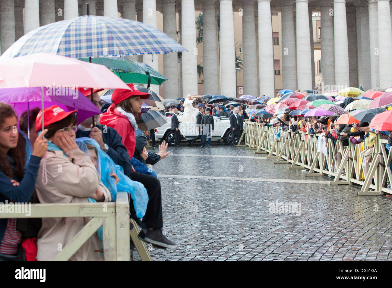 Le pape François salue les fidèles sur la place Saint-Pierre. Banque D'Images