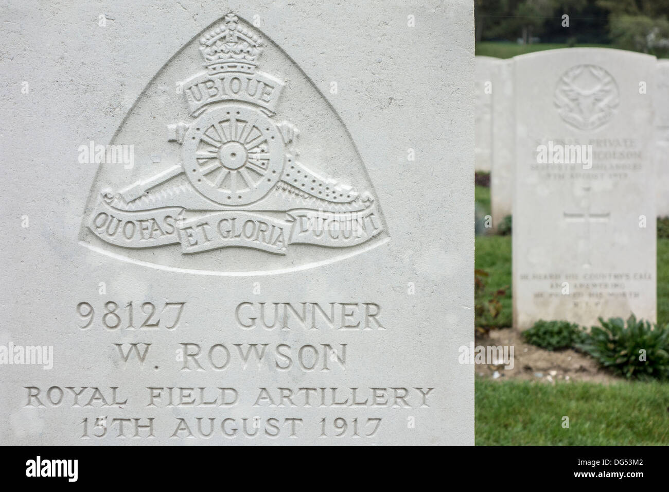 Artillerie royale sur l'insigne régimentaire de la pierre tombale du soldat de la Première Guerre mondiale, cimetière de la Commonwealth War Graves Commission Banque D'Images