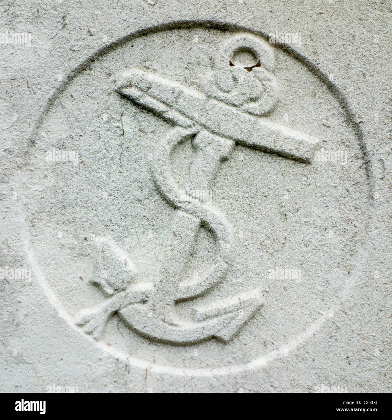 Bataillon Drake RND / Division de la Marine royale sur l'insigne régimentaire de pierre tombale au cimetière du Commonwealth War Graves Commission Banque D'Images