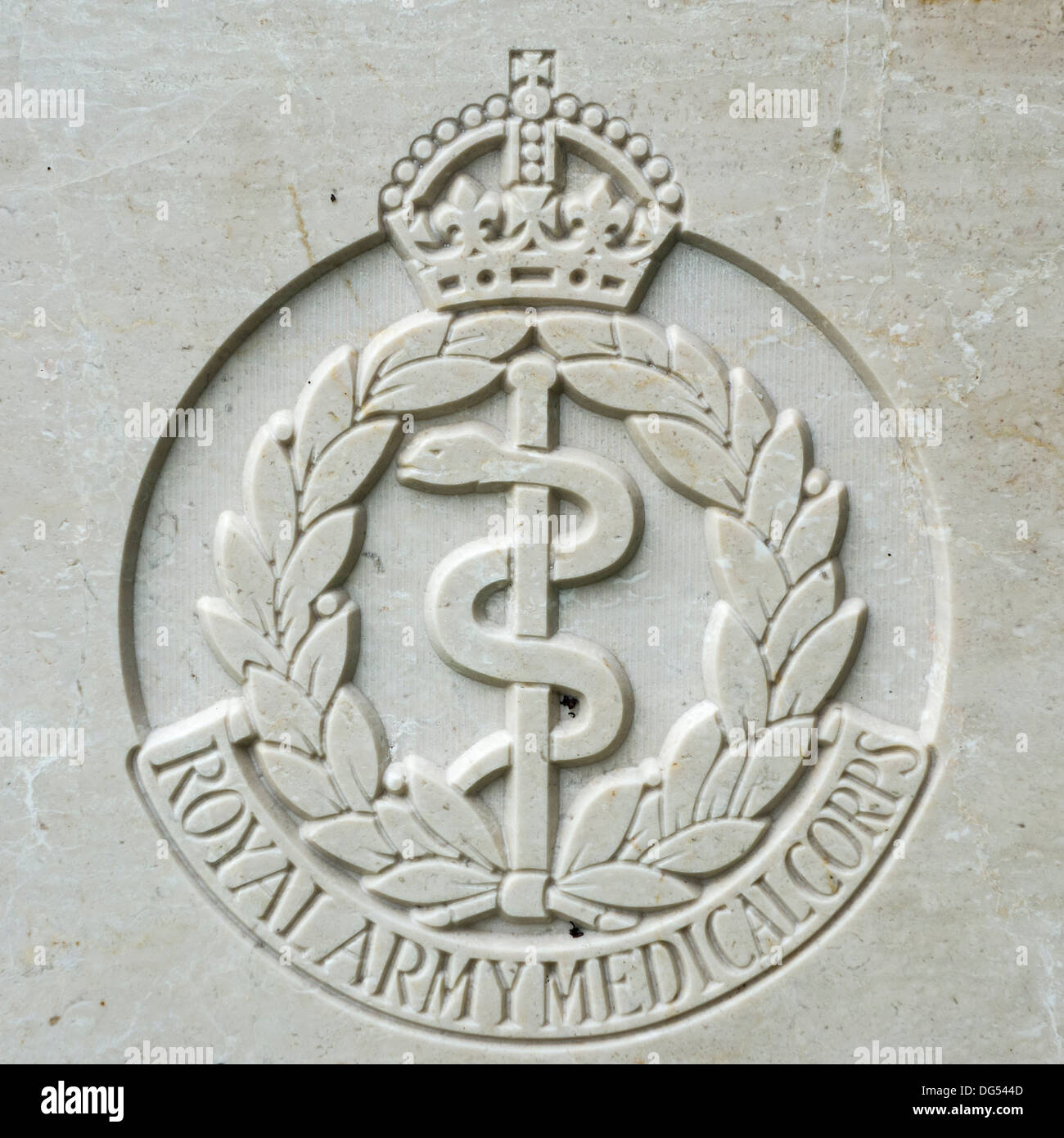 Royal Army Medical Corps insigne régimentaire sur tombe d'un soldat de la Seconde Guerre mondiale, cimetière de la Commonwealth War Graves Commission Banque D'Images