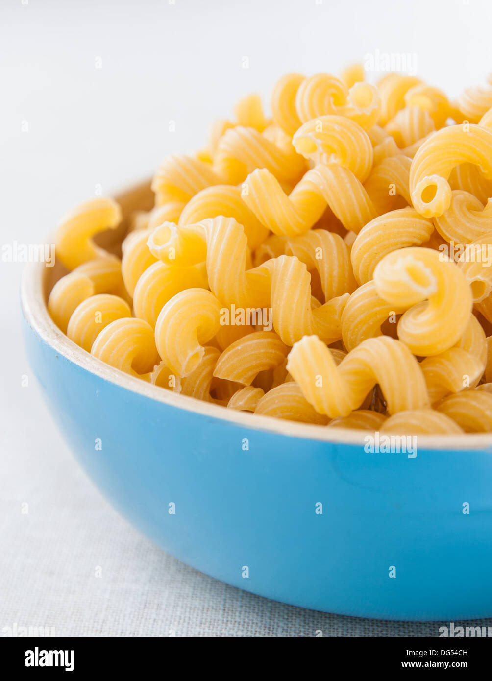 Bol bleu de cavatappi Banque D'Images