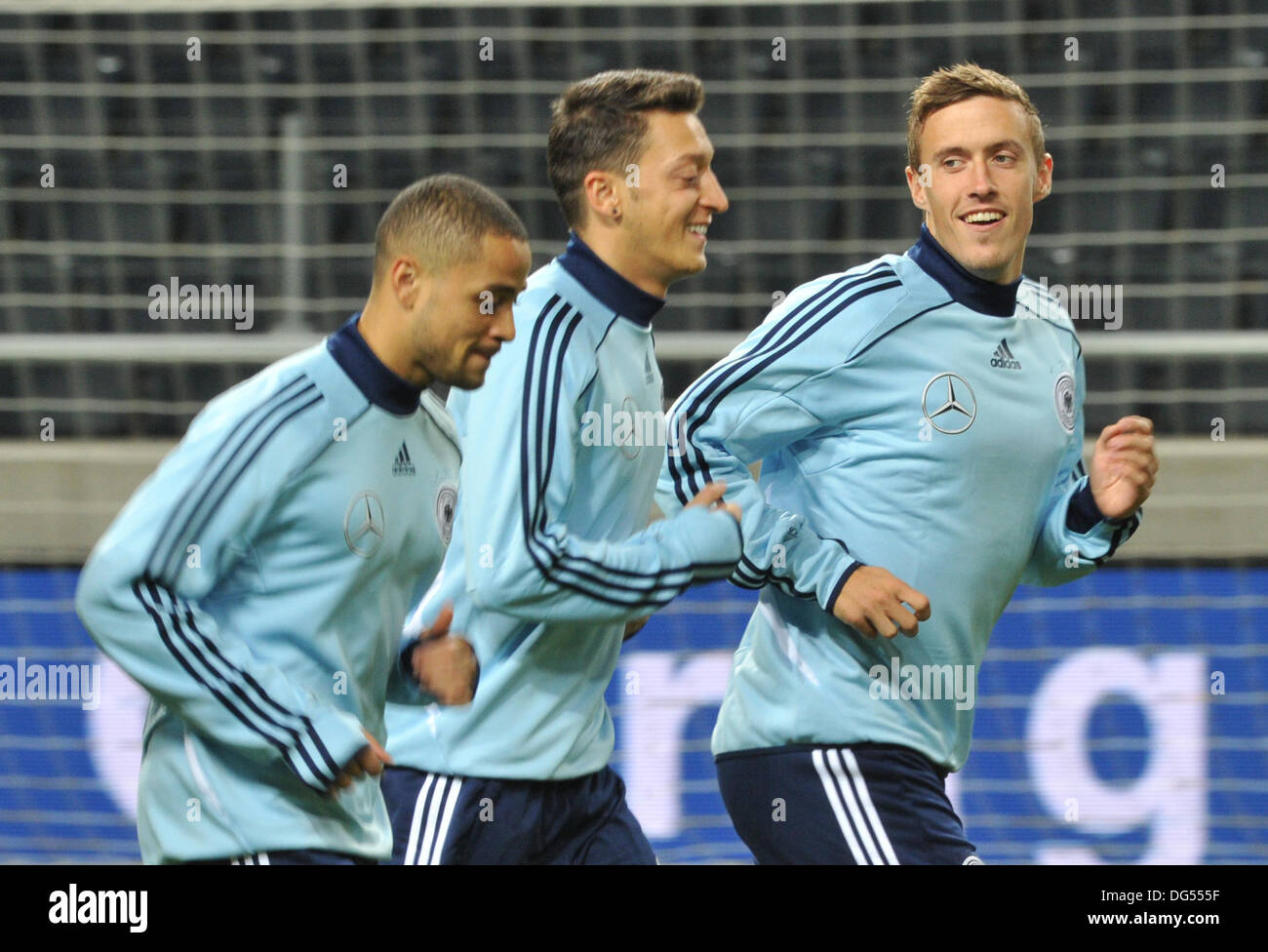 Stockholm, l'Allemagne. 14Th Oct, 2013. Les joueurs de soccer national allemand Max Kruse (R-L), Mesut Oezil et Sidney Sam jog pendant le dernier entraînement avant le match contre la Suède à la Friends Arena Solna en Suède, Allemagne, 14 octobre 2013. L'Allemagne fera face à la Suède à la coupe du monde qualifyer sur 15 Octobre 2013. Photo : MARCUS BRANDT/dpa/Alamy Live News Banque D'Images