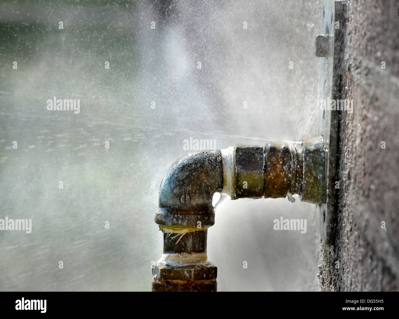 Conduite d'eau qui fuit Banque de photographies et d'images à haute  résolution - Alamy