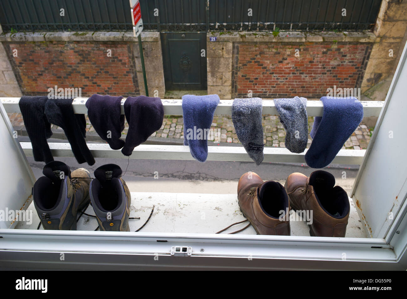 Chaussures de randonnée et des chaussettes séchant sur un rebord de fenêtre Banque D'Images