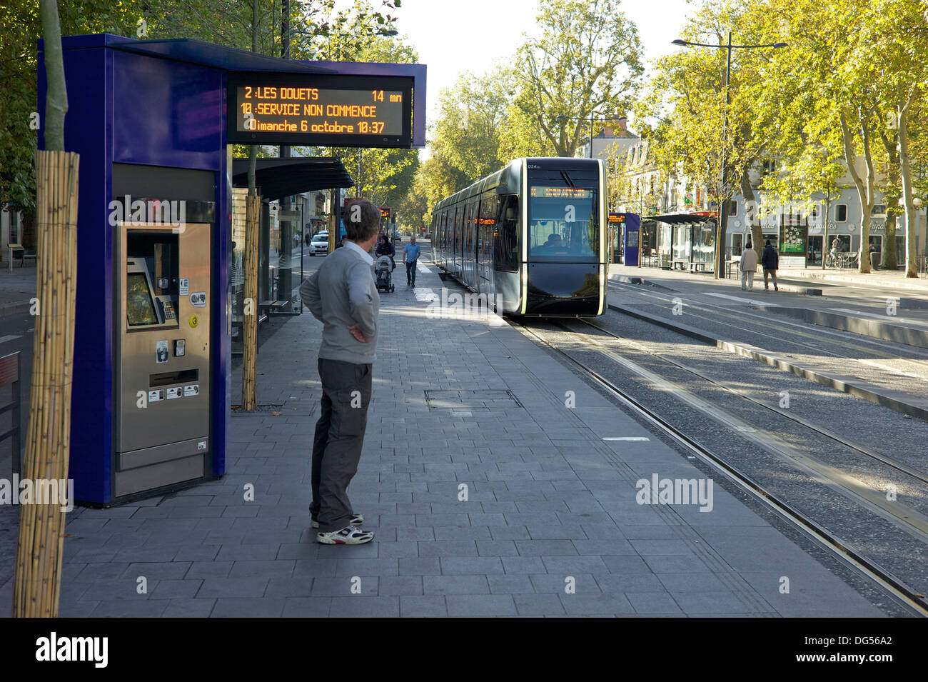 En attente d'un tram, Tours, Indre-et-Loire, France Banque D'Images