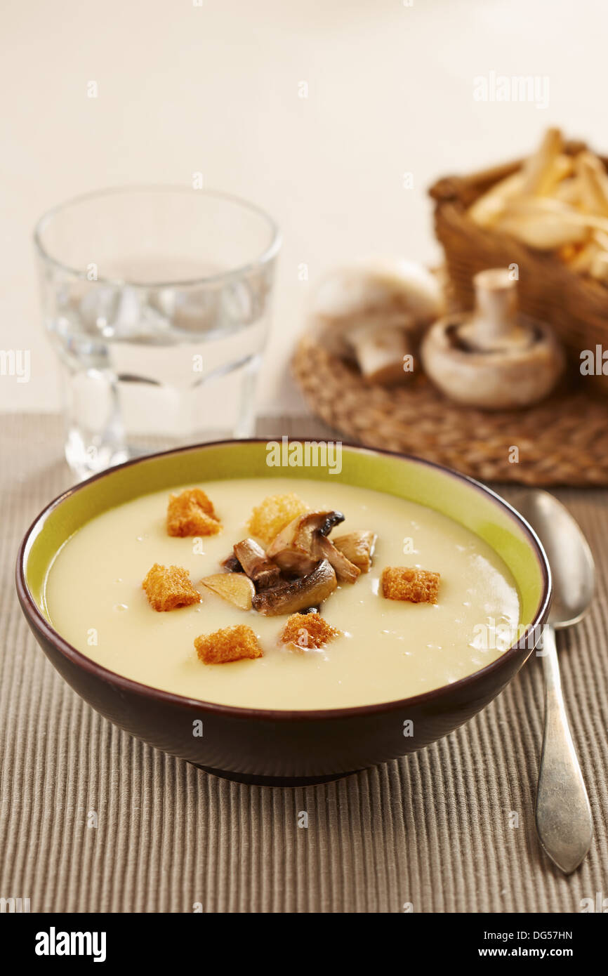 Crème de pommes de terre Parmentier aux champignons et des miettes de pain sur un plat Banque D'Images