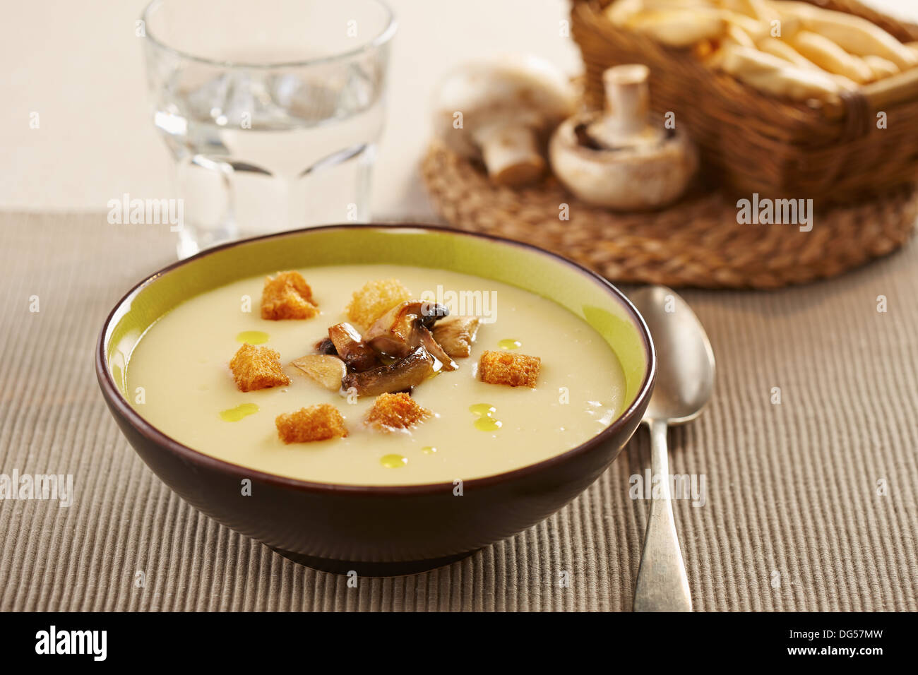 Crème de pommes de terre Parmentier aux champignons et des miettes de pain sur un plat Banque D'Images