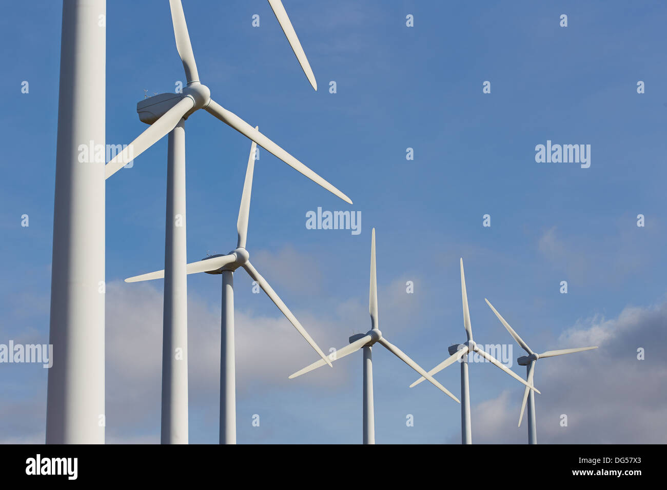 Groupe d'éoliennes pour la production d'énergie électrique renouvelable on blue sky Banque D'Images