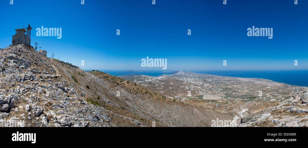 Tour de Communication sur une colline et un panorama de l'île de Santorin avec un ciel bleu clair allant jusqu'à la mer, la Grèce. Banque D'Images