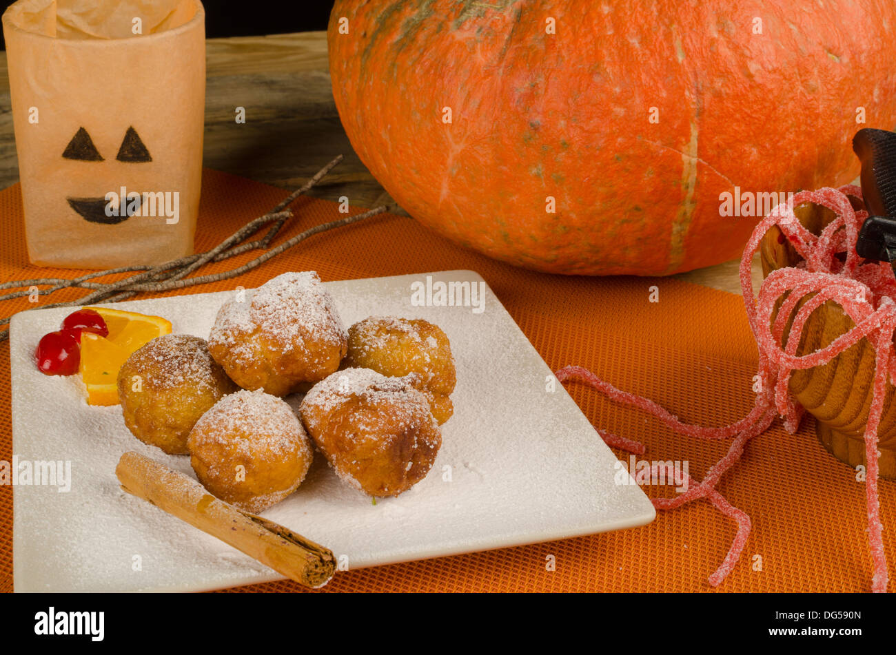 Un espagnol traditionnel servi avec le dessert d'Halloween décorations de Noël. Banque D'Images