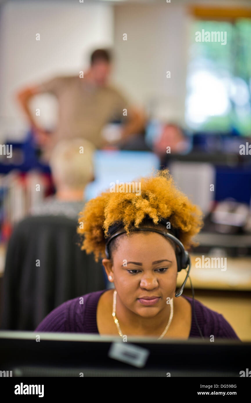 Les opérateurs téléphoniques pour le centre d'assistance téléphonique à l'Université de l'ouest de l'Angleterre (UWE Bristol) répondre à des appels de l'espoir le stu Banque D'Images