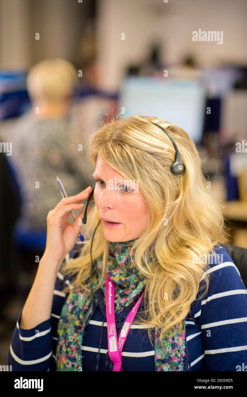 Les opérateurs téléphoniques pour le centre d'assistance téléphonique à l'Université de l'ouest de l'Angleterre (UWE Bristol) répondre à des appels de l'espoir le stu Banque D'Images