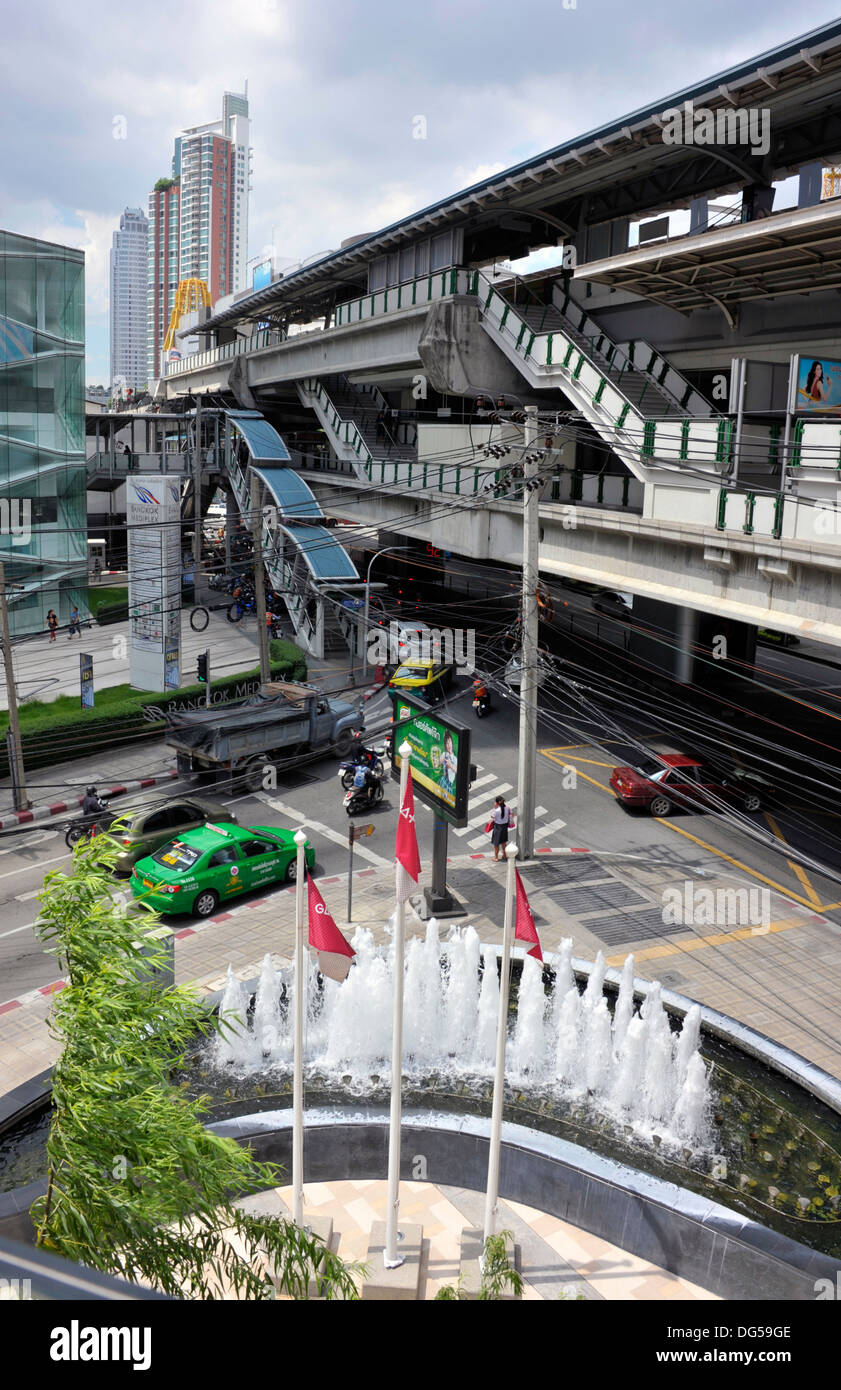 La gare de skytrain BTS Ekamai, au-dessus de la route Sukhumvit à Bangkok, Thaïlande. Banque D'Images