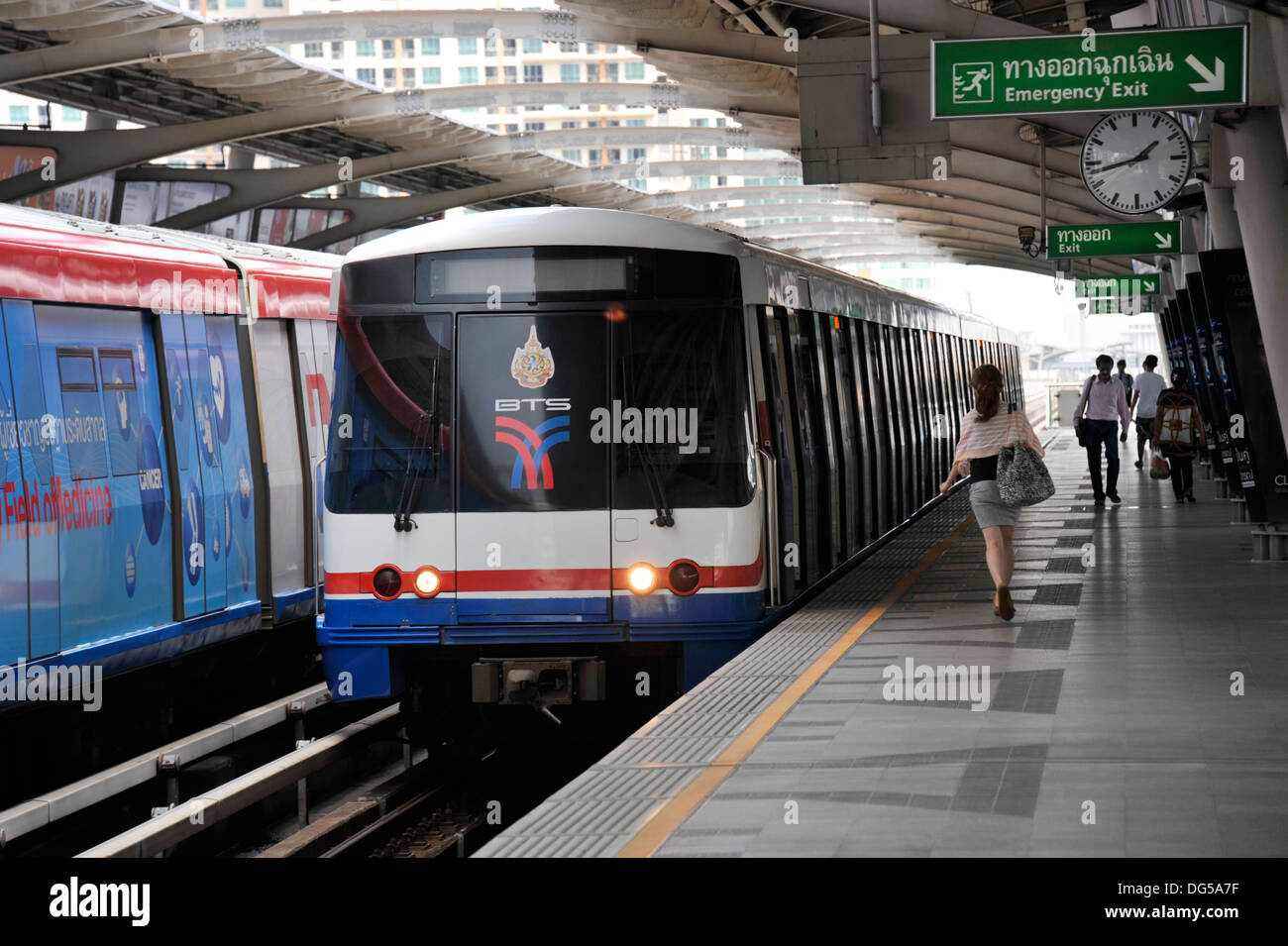 La plate-forme de la station de métro aérien BTS Ekamai à Bangkok. Banque D'Images